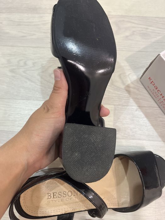 Продам босоножку