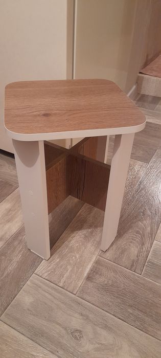 Продам вешалку и табуретки