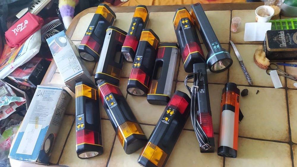 Vand diferite lucruri utile pentru casa.