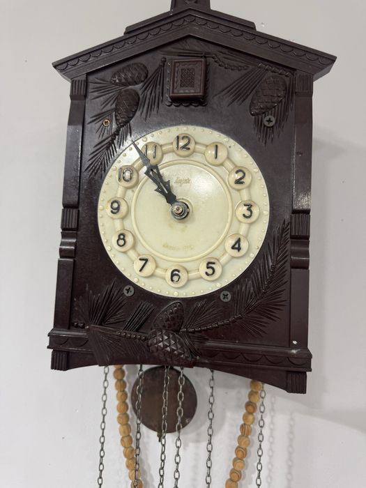 Часы с кукушкой. Б/у цена 30.000