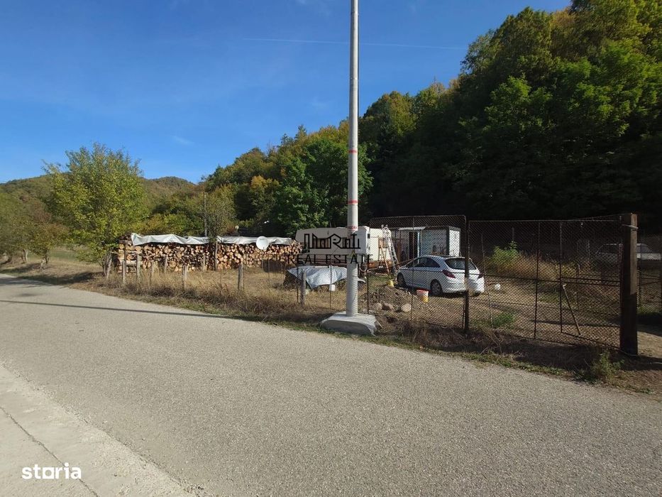 Teren intravilan de 317 mp, langa padure, container modular nou