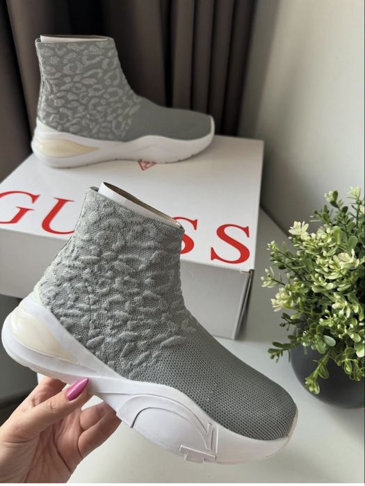 Маратонки Guess.