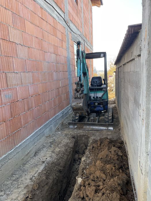 Miniexcavator spatii inguste
