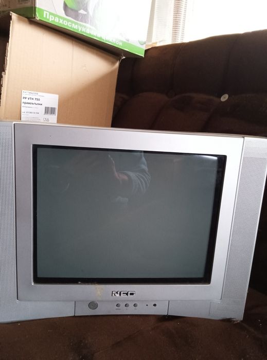 Малък цветен телевизор
