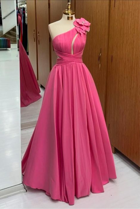 Официална рокля която стои невероятно красива