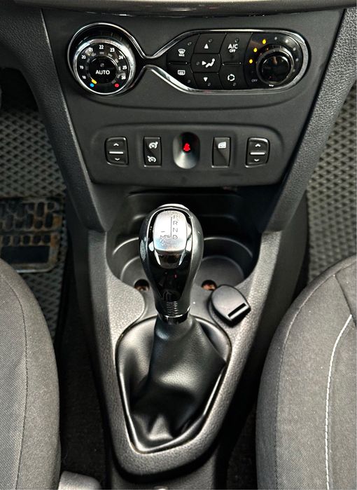 Renault-Sandero/Stepway,АВТОМАТ,2015г