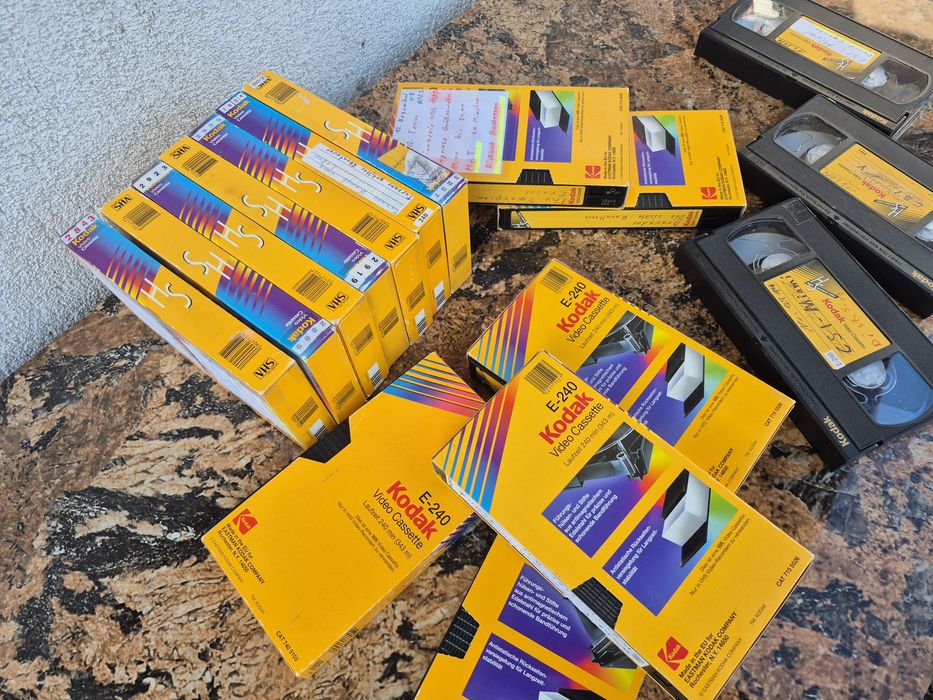 Vând 40 casete video Kodak  VHS ,240 minute originale colectie filme,Triler,