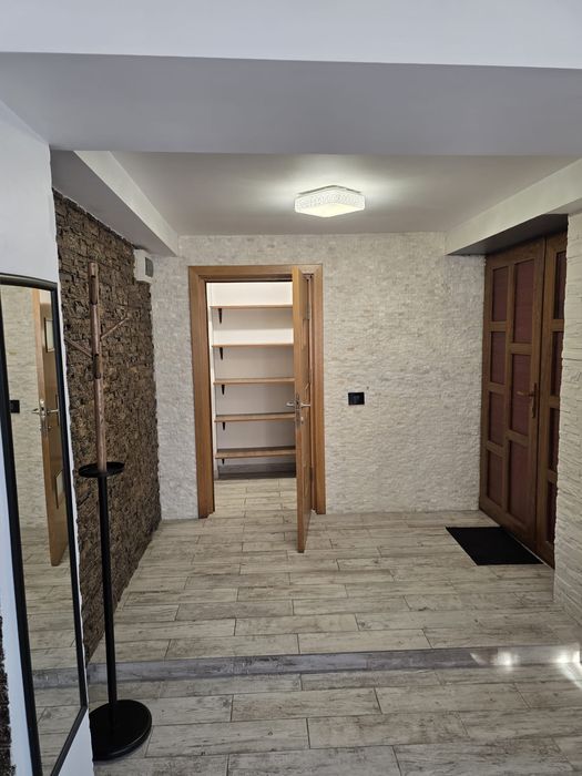Închiriez apartament la vilă.