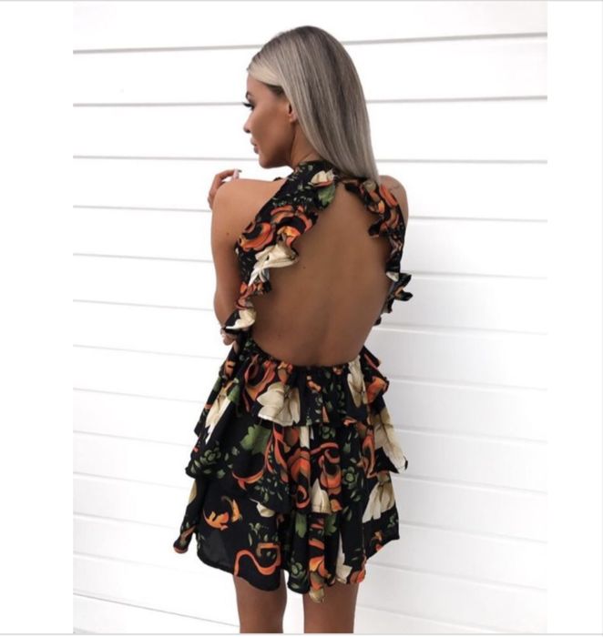 Лятна рокля с гол гръб