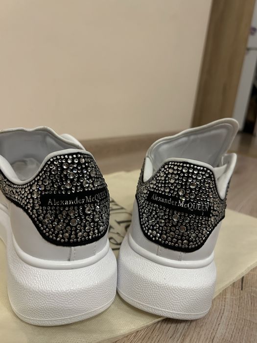 Чисто нови Alexander McQueen с камъчета  – Блясък и Класа!