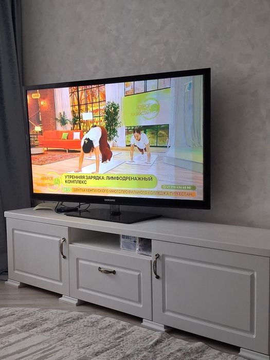 Телевизор с тумбой