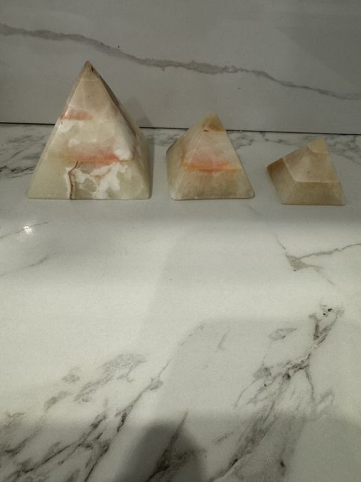 Продаются 3 египетские пирамидки из натурального оникса