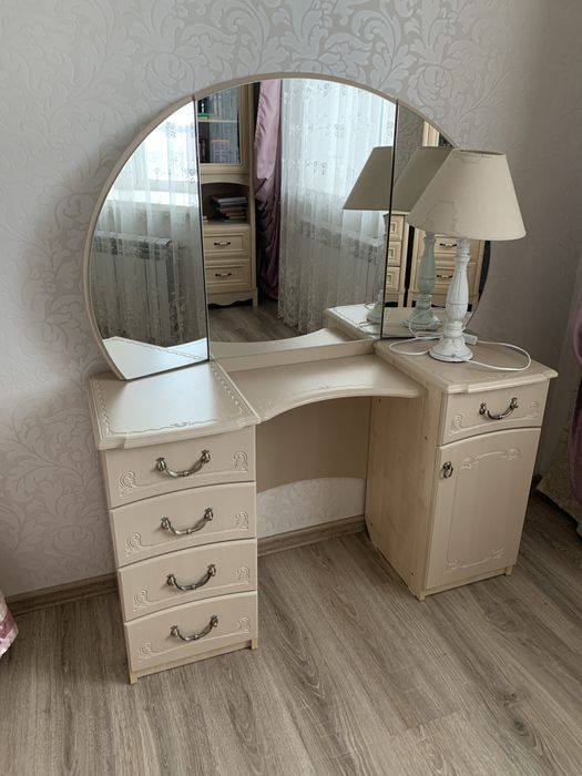 Мебель шторв люстра  ковер