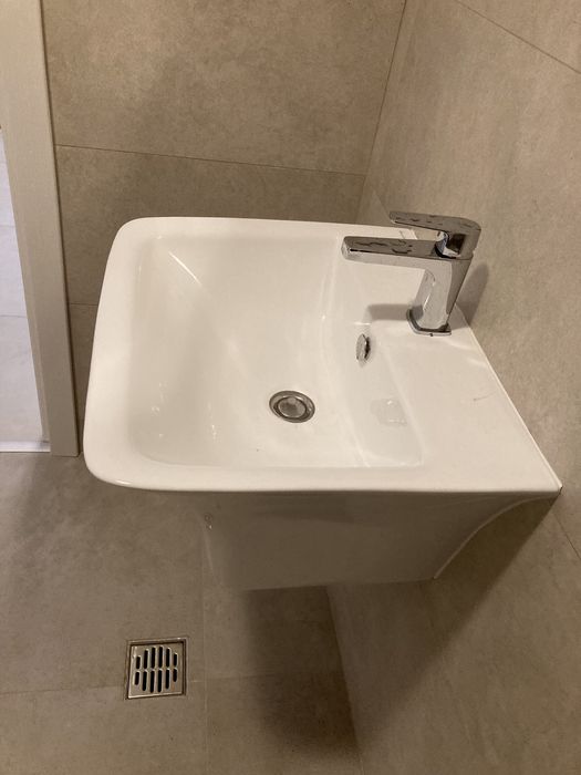 Lavoar suspendat ceramica . Chiuveta baie suspendată.