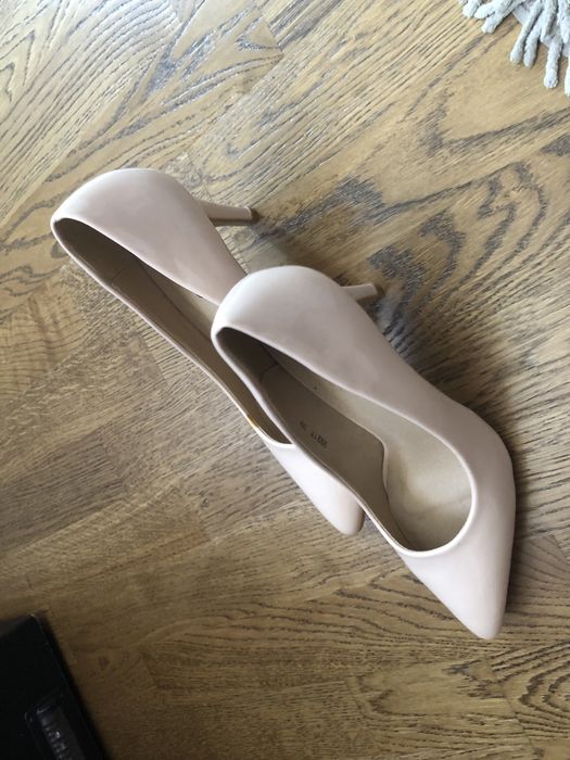 Sandale si pantofi de vanzare