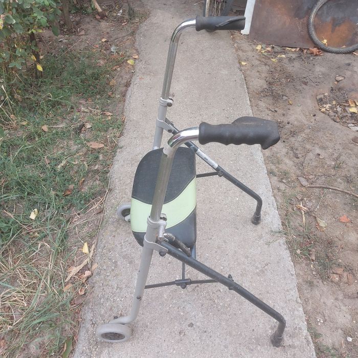 Vand carucior pt batrani