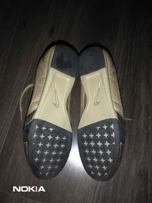 Маратонки NIKE, златисти и красиви.