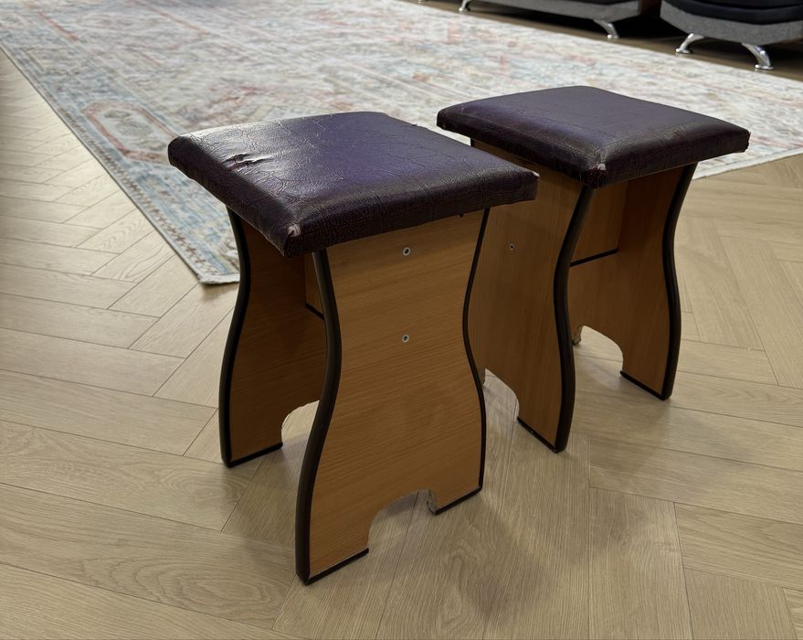 Куханный стол и уголок , стулья