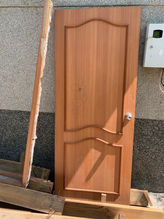 Двери  деревянные .
