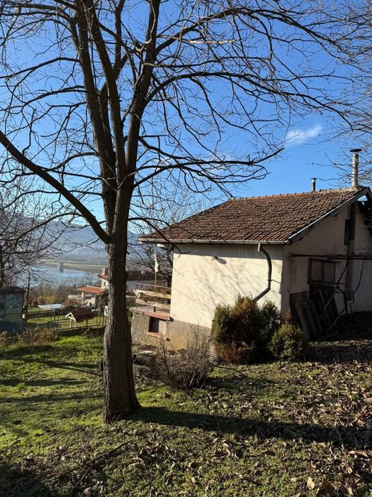 Продавам вила с два парцела