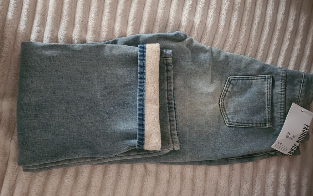 Джинсы прямые , классические, прямой крой, внутри не много пушка