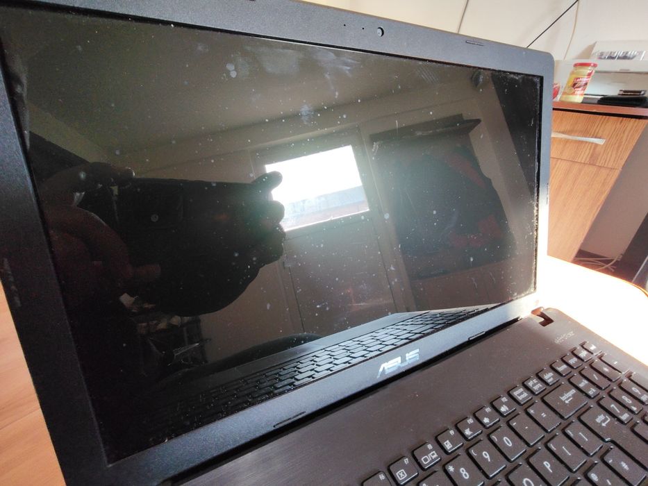 Vînd displei și tastatura .gard 500g model asus x551c