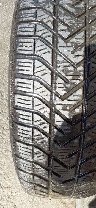 Vand cauciucuri cu tot cu jantee 195/65/15 pirelii.jantele sunt de la