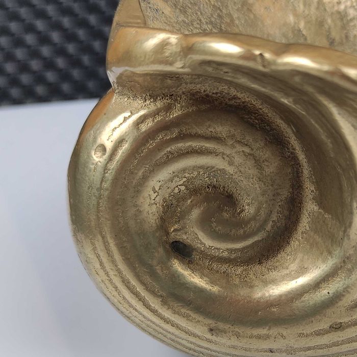 Масивна бронзова декорация