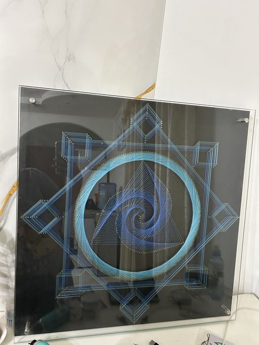 Авторская картина String Art ручной работы в стеклянной раме