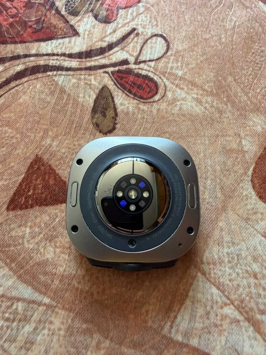 Samsung Galaxy Watch Ultra - Перфектно състояние + протектори и каишки.
