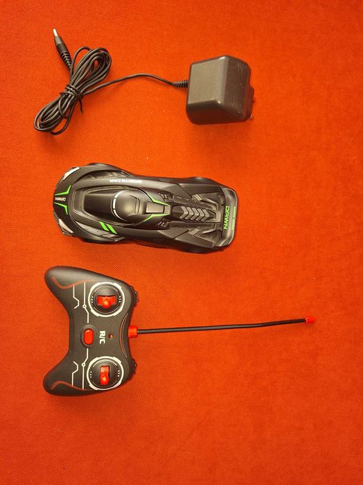 Masinuta jucarie cu acumulator si telecomanda +  incarcator pentru acumulatori