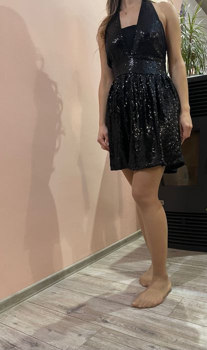 Черна къса рокля с пайети