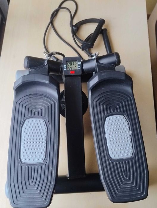 Mini stepper cu afisaj electronic si corzi elastice pentru rezistenta