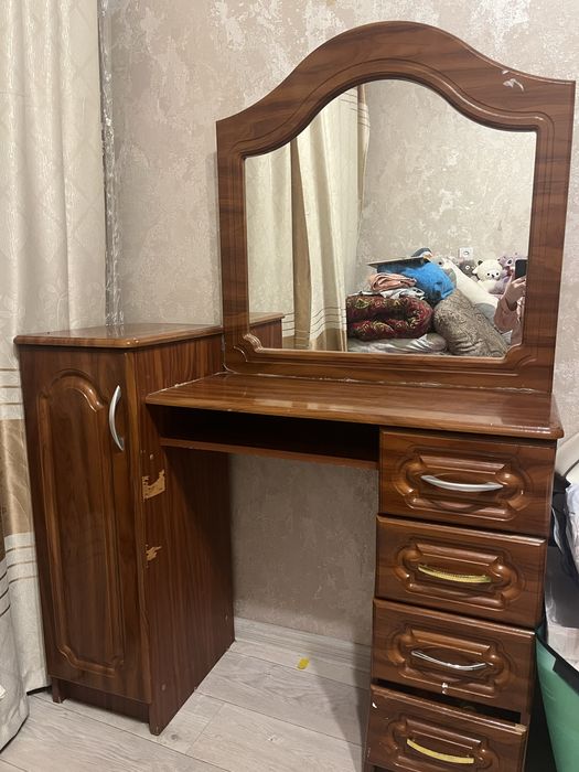 Продам Туалетный столик с зеркалом.