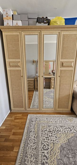 Спальный шкаф,  камод большой с зеркалом, 2 шт тумбочки