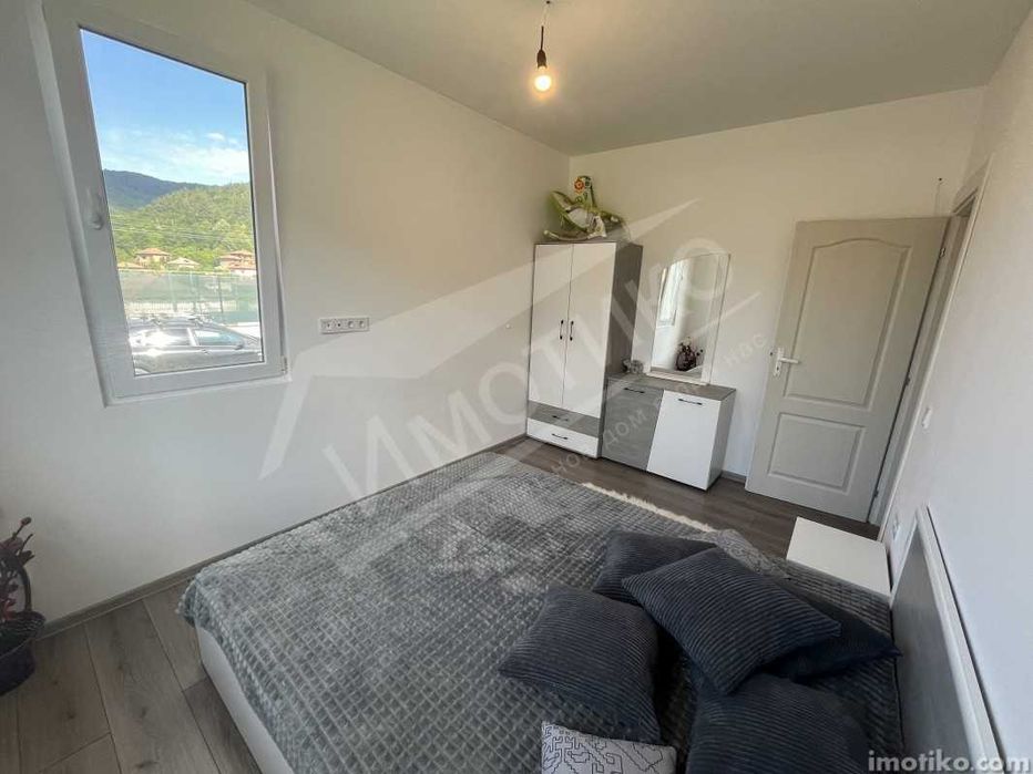 Къща с двор в с. Буново