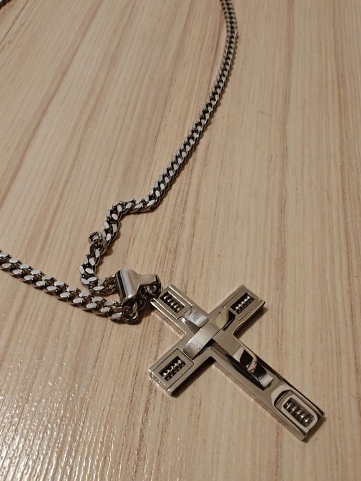 Ланец с кръст от стомана