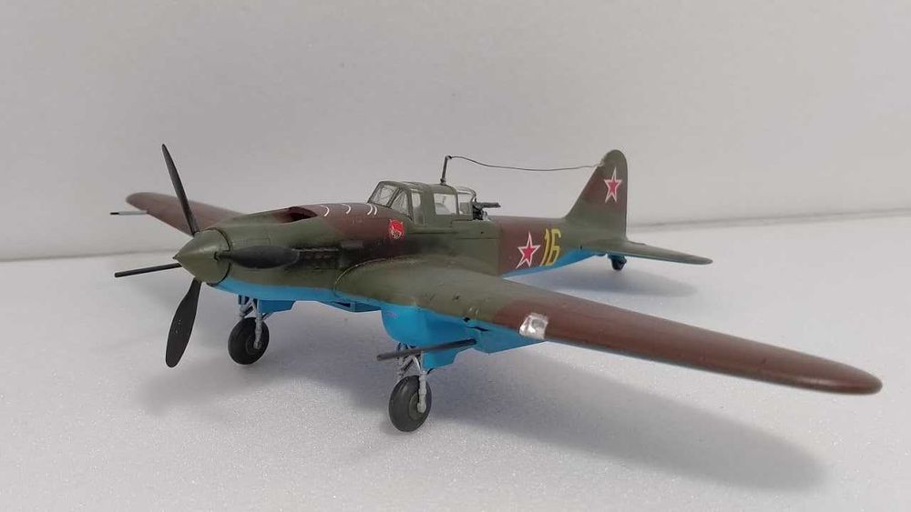 Сборная модель самолета Ил-2 с 37-мм пушками НС-37 (Звезда, 1/72)