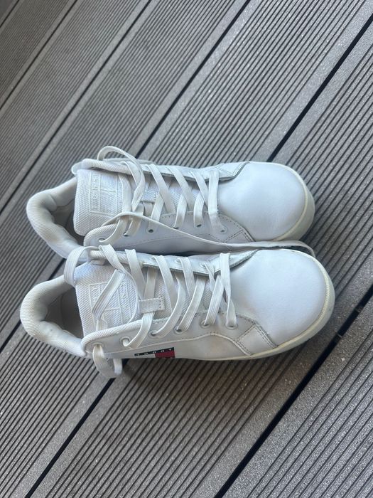 Сникърси Tommy Hifiger на висока подметка бяли кожени