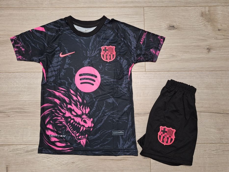 Детски флуоресцентен футболен екип на Рафиня Барселона!