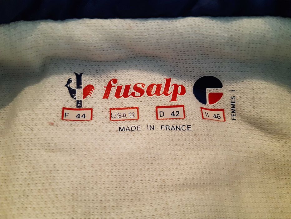 Vand costum de schi bleu sidefat.