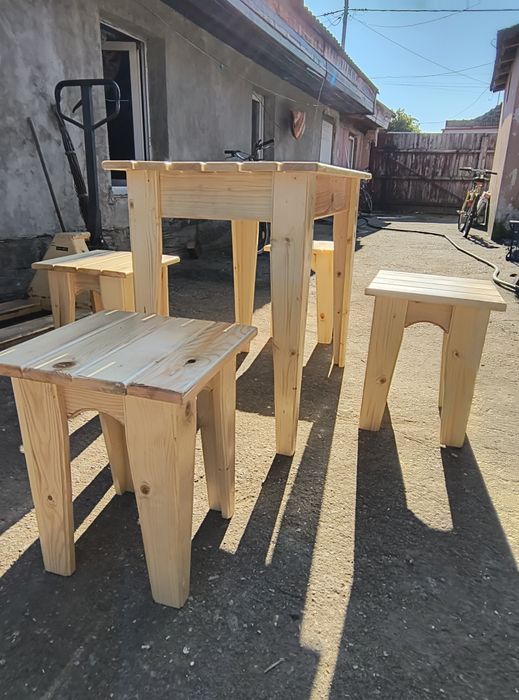 Masa și scaune din lemn de brad