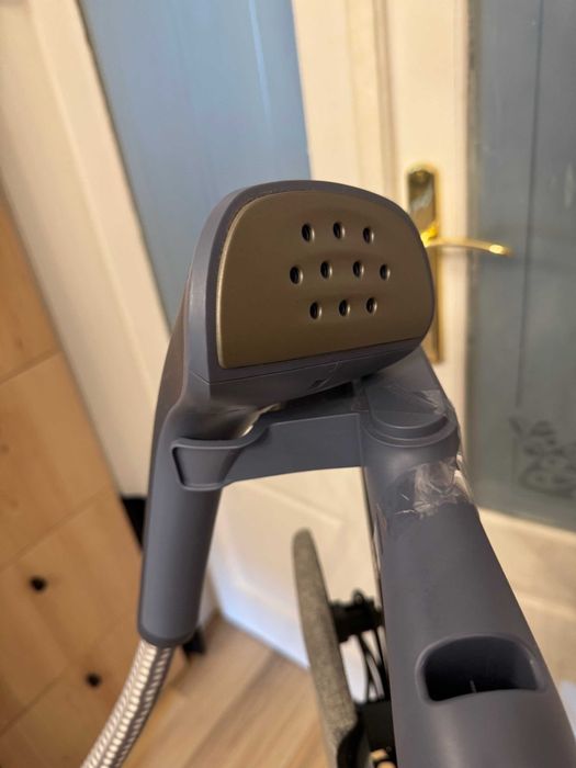 Aparat de calcat vertical cu abur Electrolux