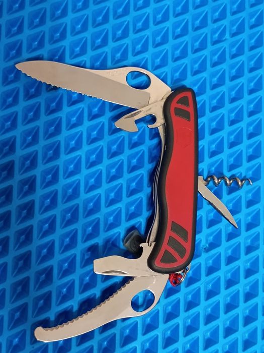 Продам небольшую коллекцию ножей Victorinox