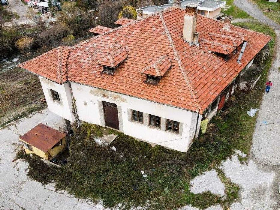 Производствена сграда с прилежащ парцел в гр. Рила