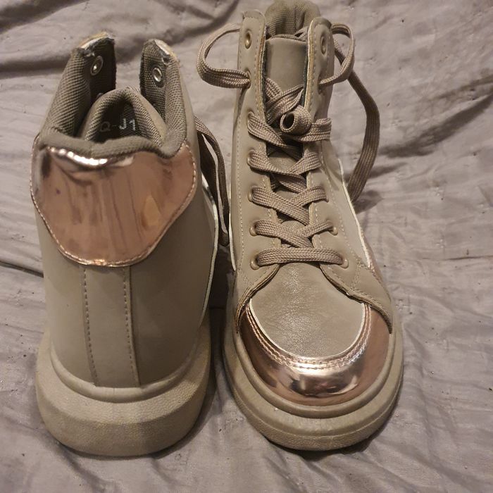 Зимни боти в бежов цвят