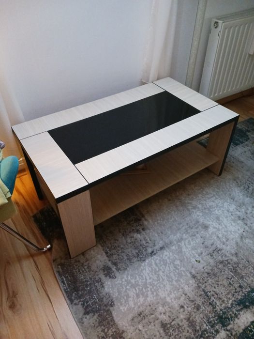 Vând măsuță de cafea din pal cu sticlă, în stare bună.