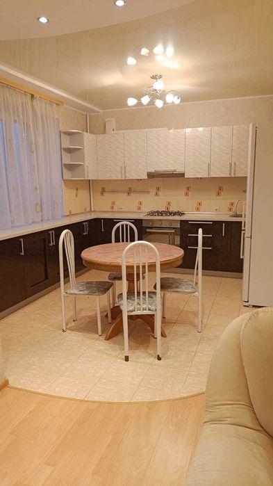 Продам 2 ком квартиру с ремонтом и большой площадью