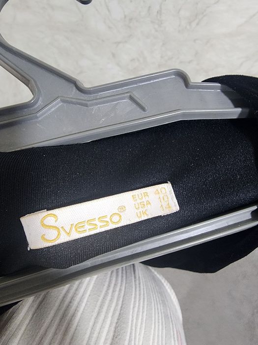 Чёрное платье до колен с вырезом