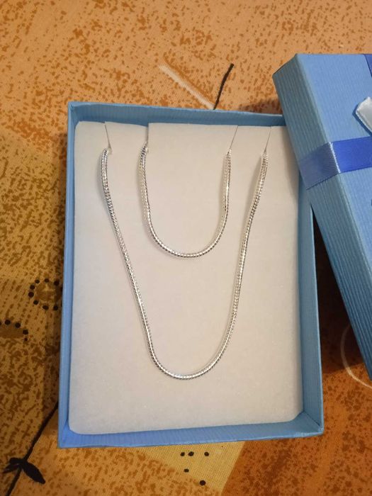 Чисто нов, сребърен комплект.  Ланец и гривна.В подаръчна кутия